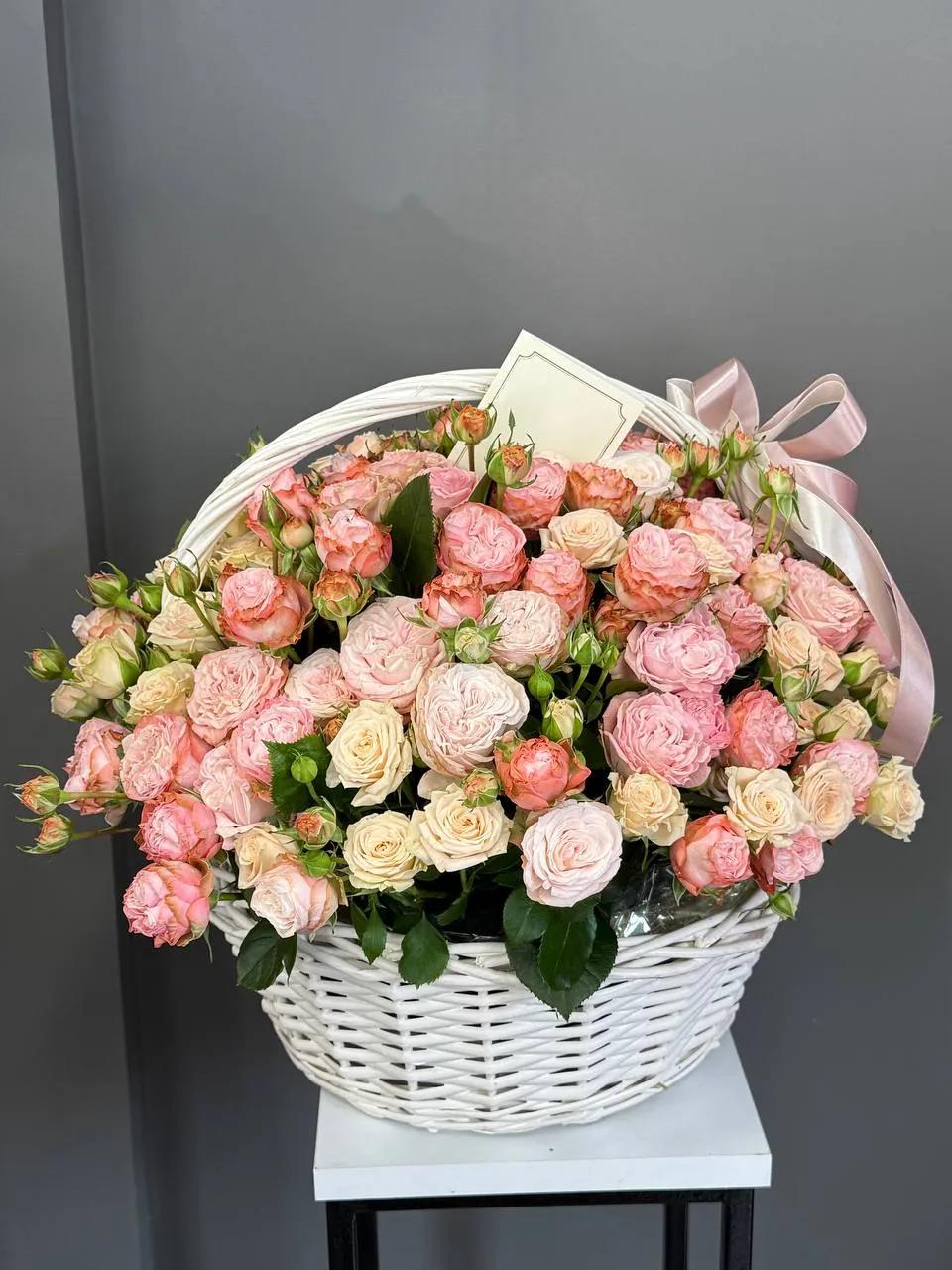 Bunch and white roses in a basket | ծաղիկներ, ծաղկեպսակներ, բույսեր - առաքում Երևան