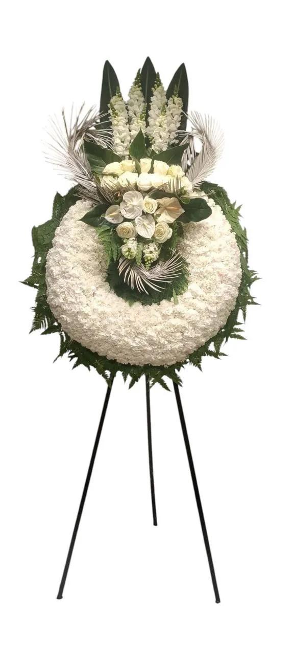Wreath with White Carnation and Rose Anthurium and Matthiola | ծաղիկներ, ծաղկեպսակներ, բույսեր Երևան