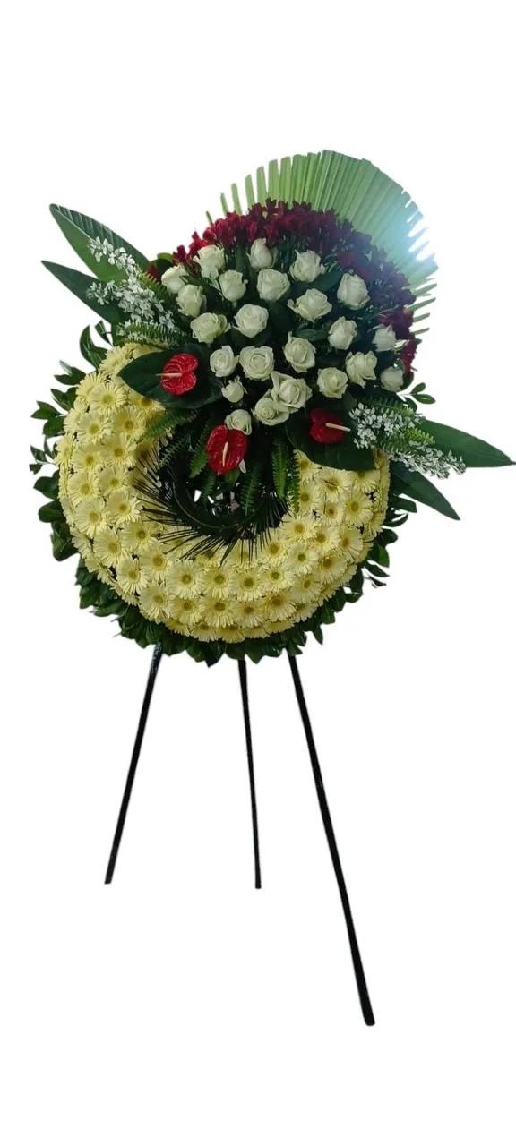Wreath - delicate white floral design available for delivery. | ծաղիկներ, ծաղկեպսակներ, բույսեր Երևան