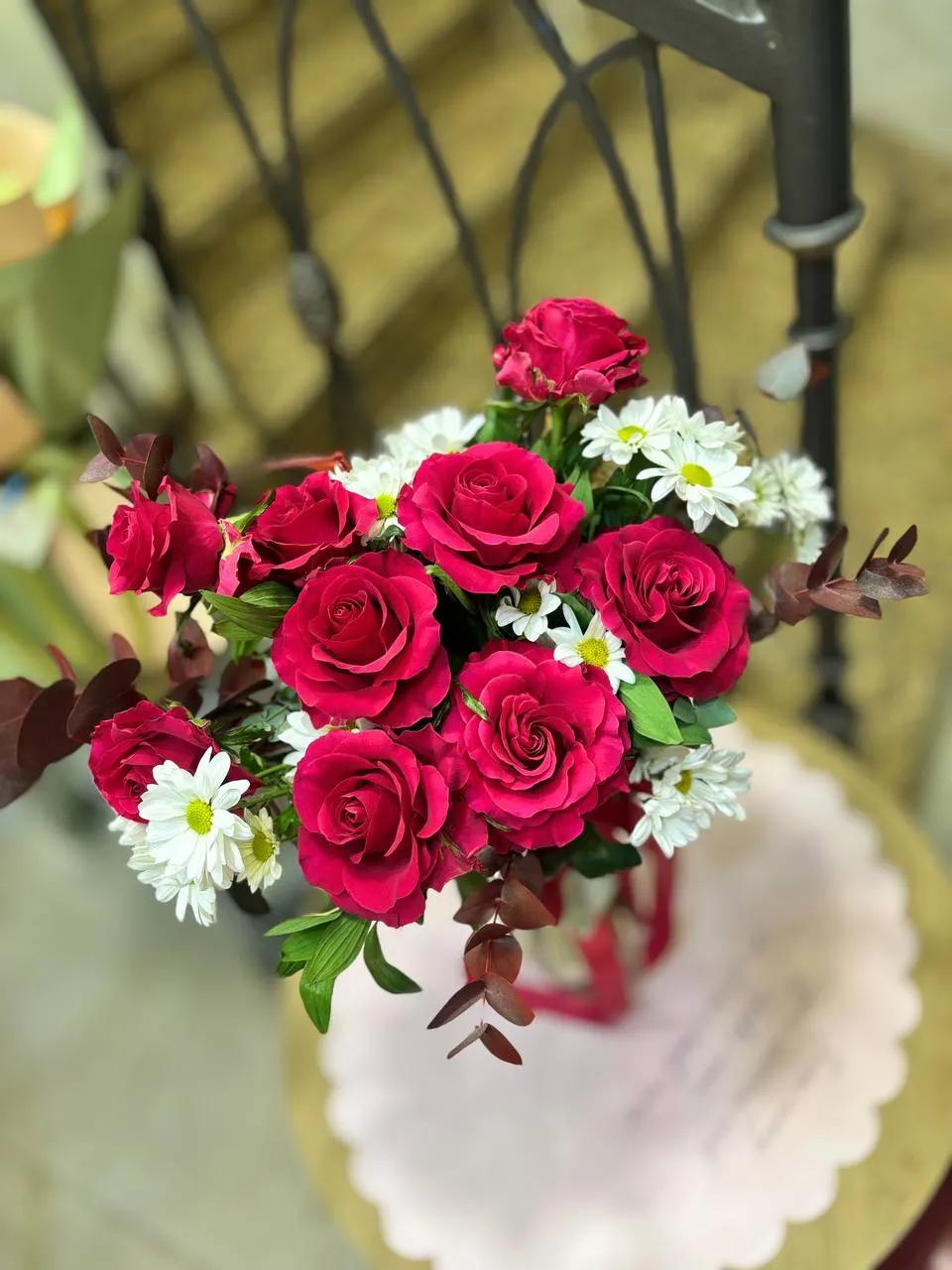 Red roses and chrysanthemums | ծաղիկներ, ծաղկեպսակներ, բույսեր Երևան