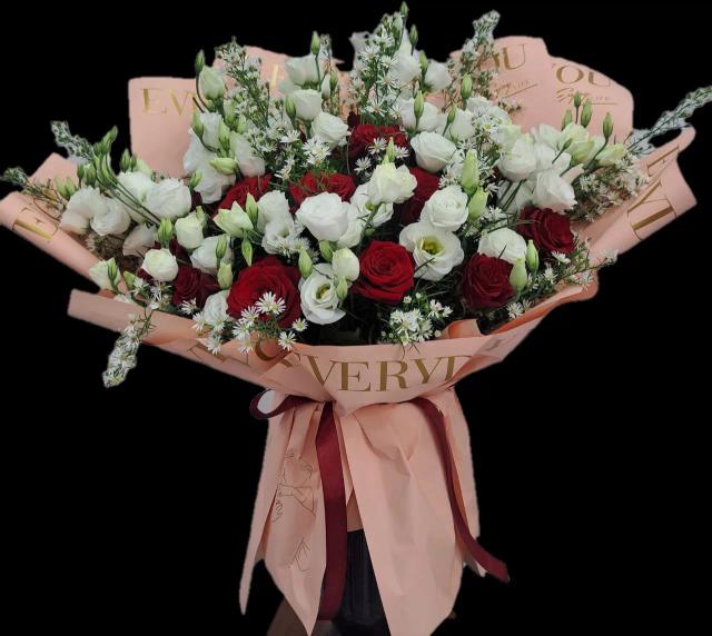 Roses and lisianthus in one bouquet | ծաղիկներ, ծաղկեպսակներ, բույսեր - առաքում Երևան