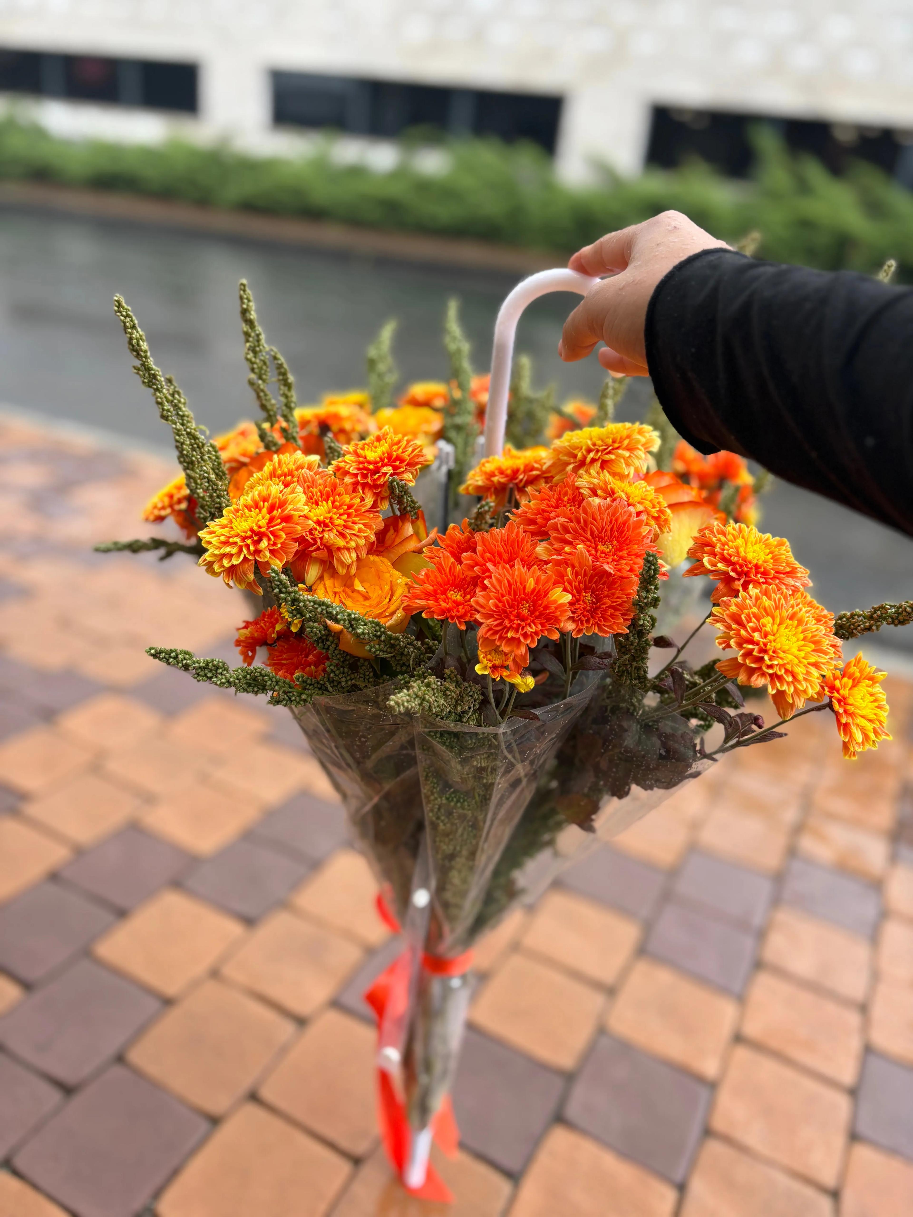 A bouquet of flowers in a raincoat | ծաղիկներ, ծաղկեպսակներ, բույսեր - առաքում Երևան