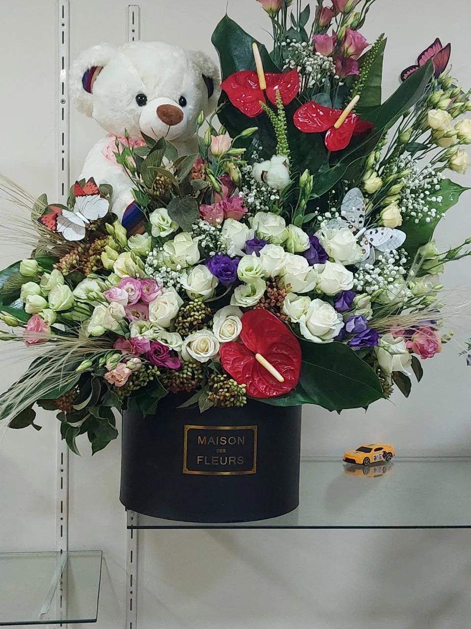 Flower arrangement in a box | ծաղիկներ, ծաղկեպսակներ, բույսեր - առաքում Երևան