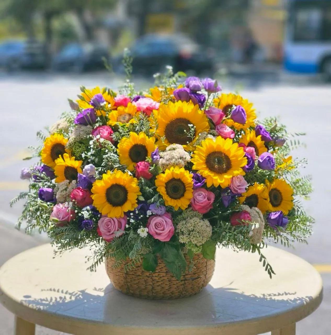 Flowers in a basket | ծաղիկներ, ծաղկեպսակներ, բույսեր Երևան
