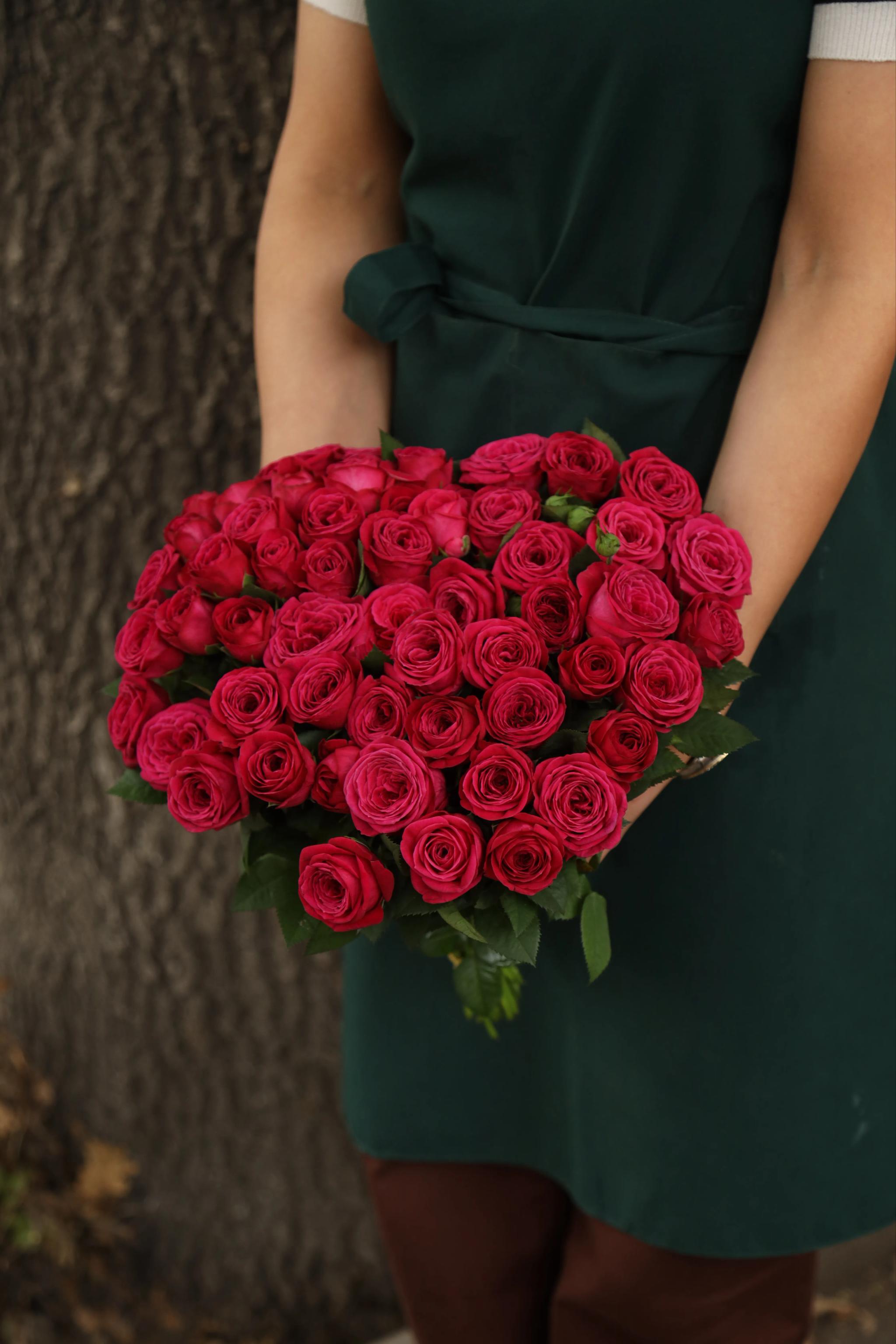 Red roses in a heart-shaped box | ծաղիկներ, ծաղկեպսակներ, բույսեր Երևան