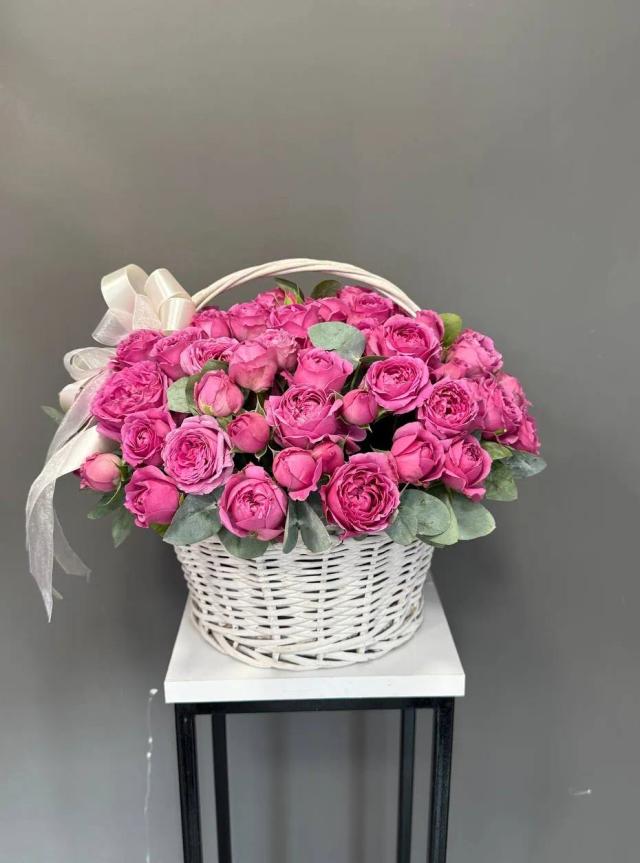 Պիոնանման վարդեր զամբյուղում Պիոնանման վարդեր զամբյուղում | ծաղիկների առաքում Երևանում